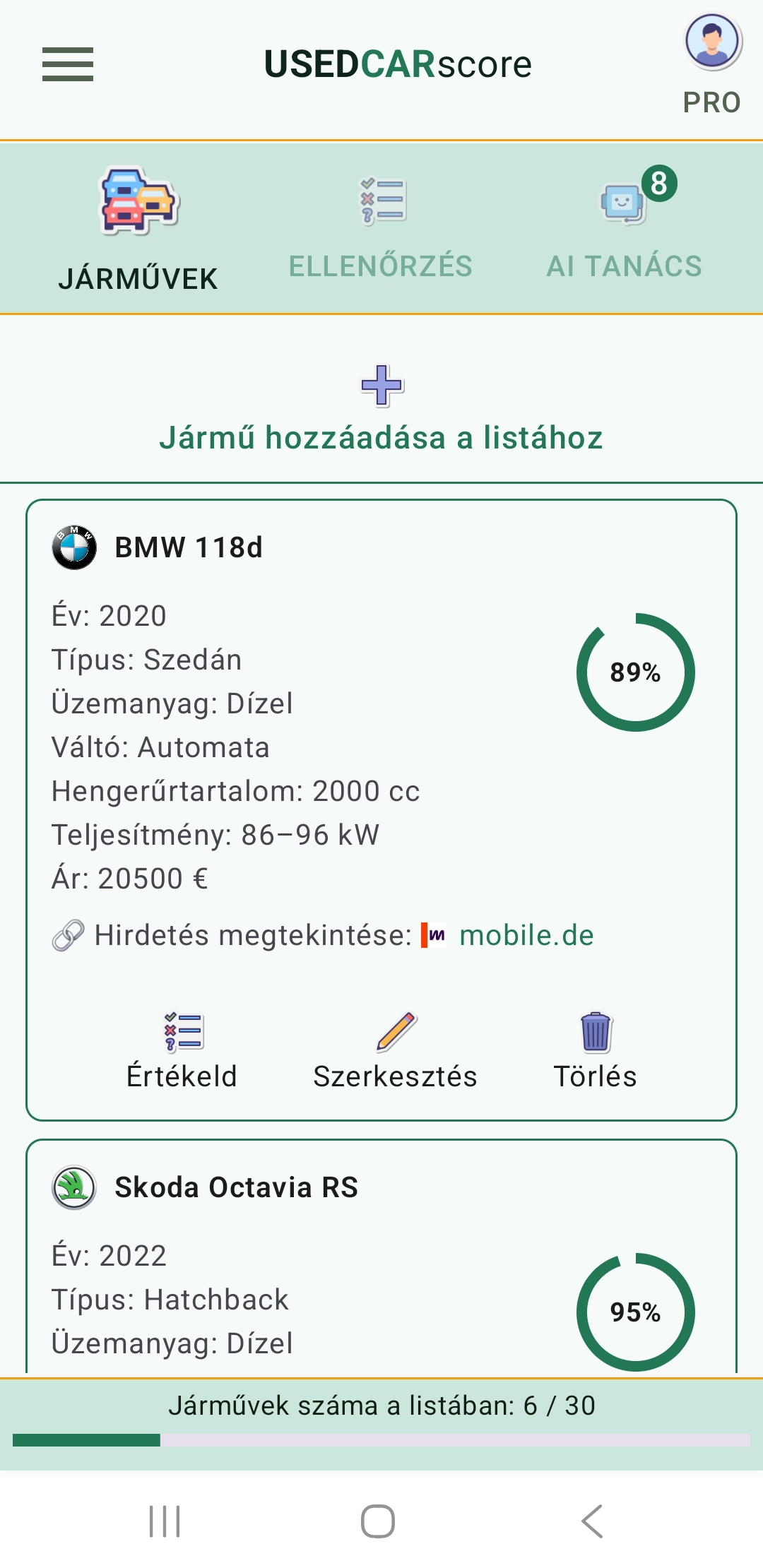 A UsedCarScore alkalmazás képernyője mentett járművek listájával PRO felhasználók számára