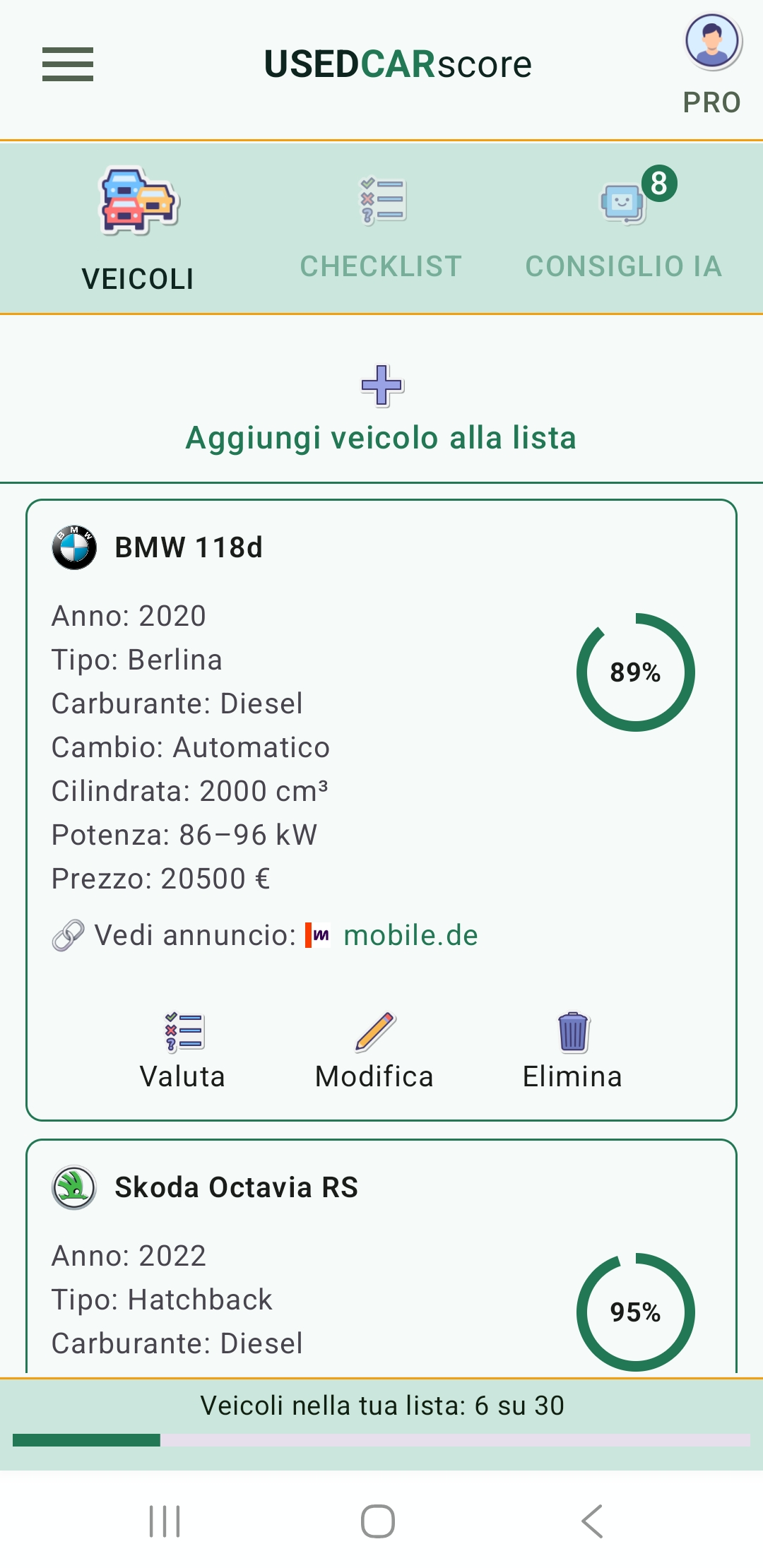 Schermata dell’app UsedCarScore con un elenco di veicoli salvati per utenti PRO